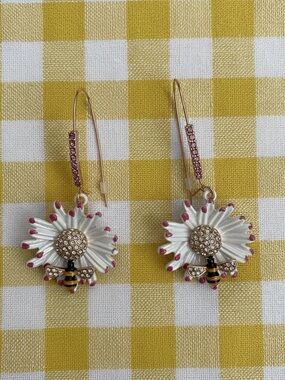 Betsey Johnson Floral Bee and Flower Drop Earrings - White & Pink NWT